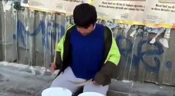 Yoğurt kovalarıyla ünlü bateristlere taş çıkarttı