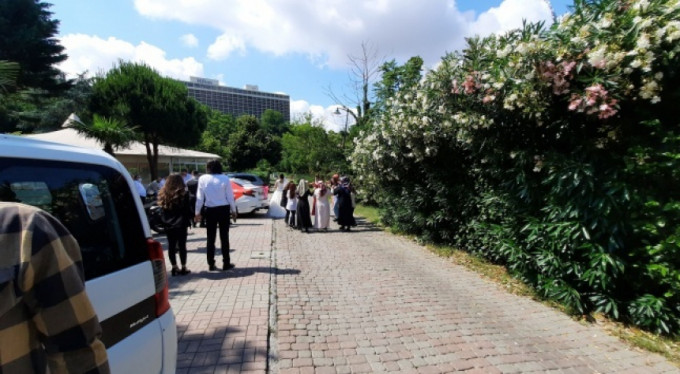 El ele verip korona virüs ile halay çektiler!