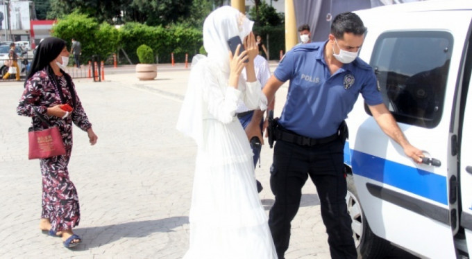 Nik&acirc;htan kaçıp polisten yardım istedi!