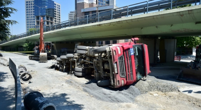 Yol çöktü, hafriyat kamyonu devrildi!