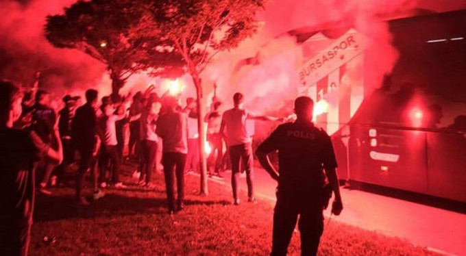 Bursasporlu taraftarlardan muhteşem karşılama!