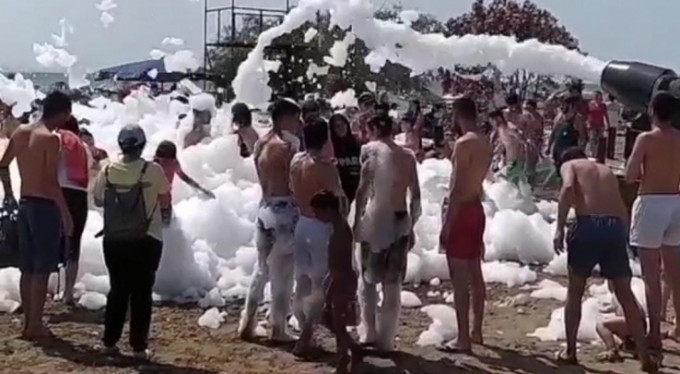 Bursa'da virüs unutuldu, köpük partisi yapıldı!