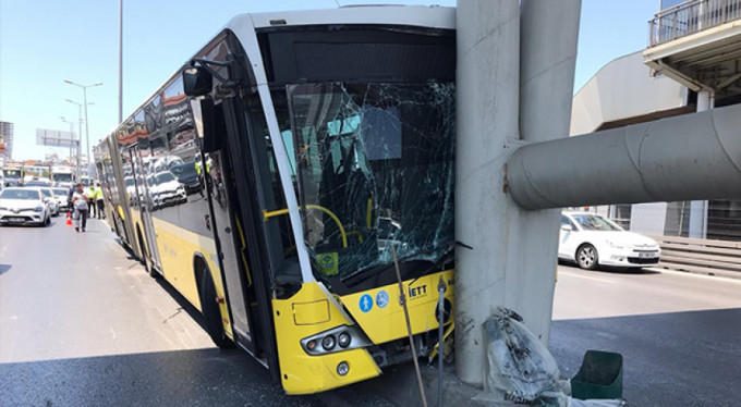 Otobüs köprüye çarptı! 19 yaralı