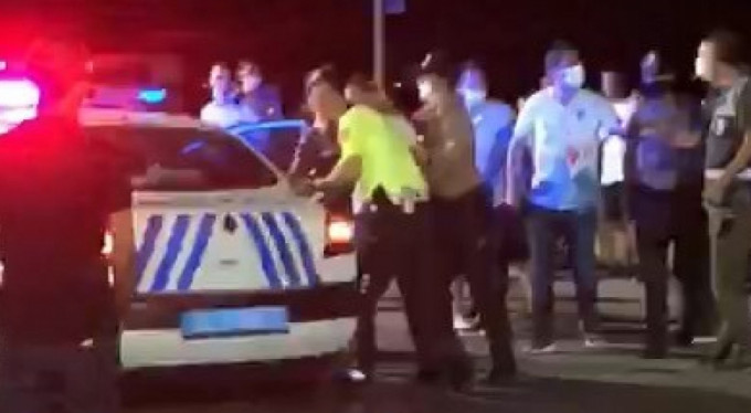 "Sen kimsin, ne kadar maaş alıyorsun?"