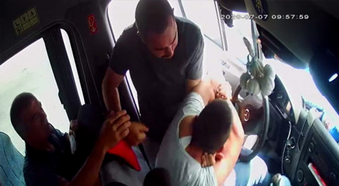 Yolcuların gözü önünde şoföre dayak!