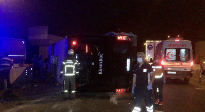 Bursa'da yolcu otobüsü devrildi! 16 yaralı 1 ölü