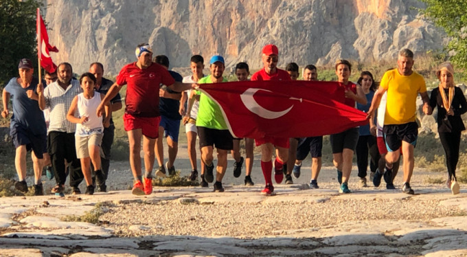 Şehitlerin anısına bayraklarla koştular