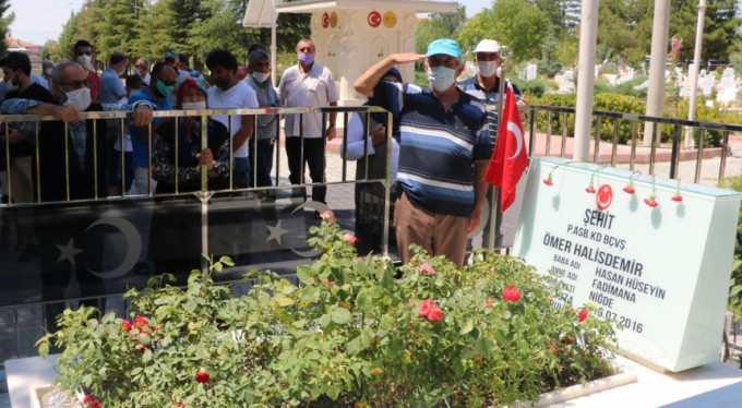 Şehit Halisdemir'in kabrinde ziyaretçi yoğunluğu