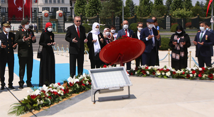 Şehitler Abidesi'ne çiçek bıraktı, dua etti