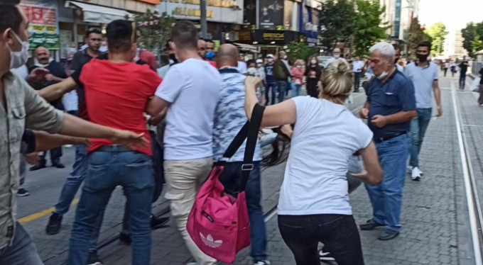 Kadınlar sokak ortasında birbirine girdi!