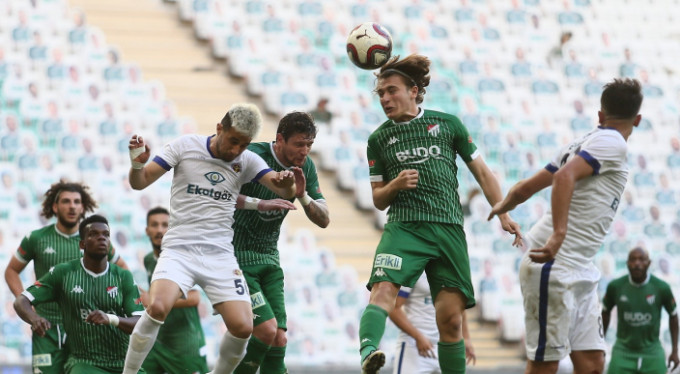 Timsah, lidere konuk oluyor