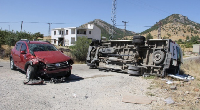 Otomobil yolcu minibüsüne çarptı! 13 yaralı