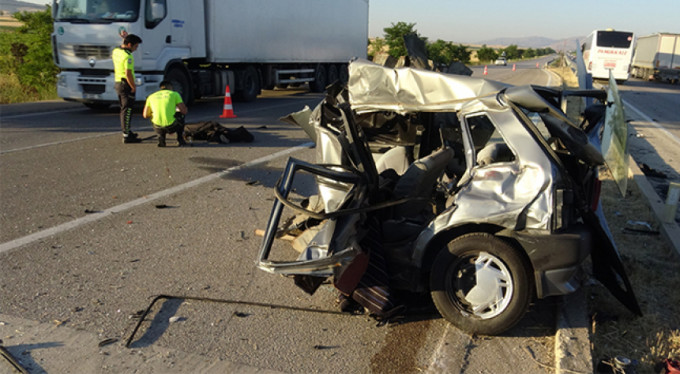 Yolcu otobüsüyle çarpışıp ikiye bölündü! 1 ölü