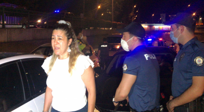 Hem kazaya sebep oldu, hem de gazetecilere saldırdı