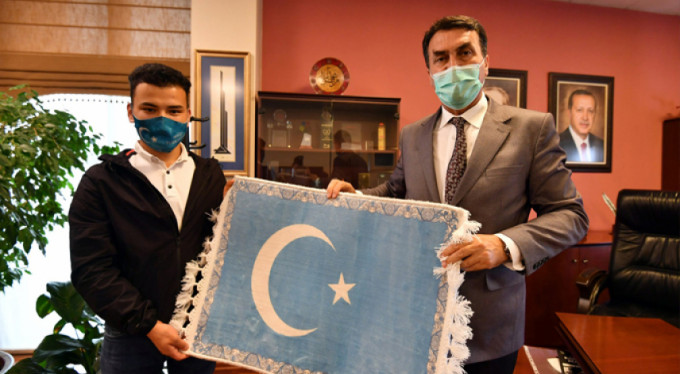 Doğu Türkistanlı Öğrencilerden Dündar'a teşekkür