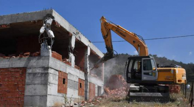 Uludağ'ın eteklerinde kaçak villalar yıkıldı