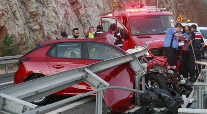 Bursa'da bariyere ok gibi saplandı