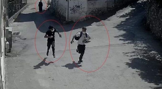 Yaşlı kadının çantasını böyle gasp ettiler