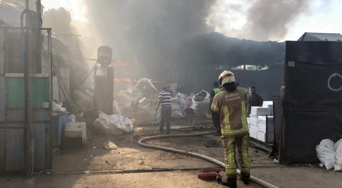 Bursa'da büyük yangın...Alevler her  yerden görülüyor