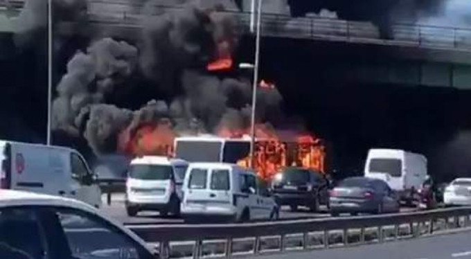 Metrobüs alev alev yandı...Son anda canını kurtardı