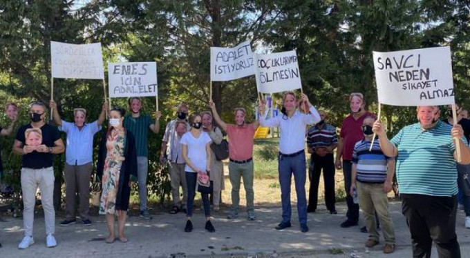 10 yaşındaki Enes'in ailesi adliyede eylem yaptı