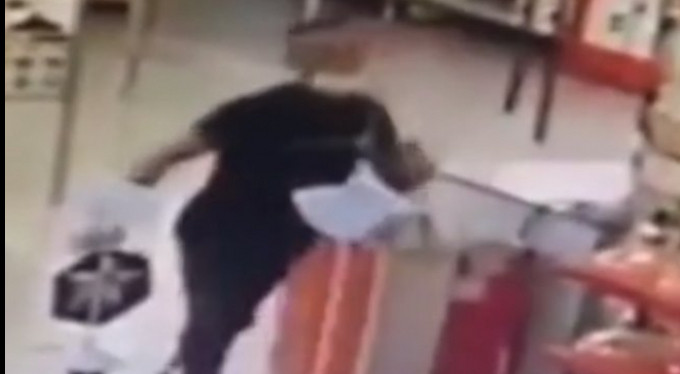 AVM faresi kameraya takıldı