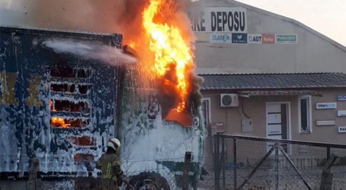 Tır alev topuna döndü..!