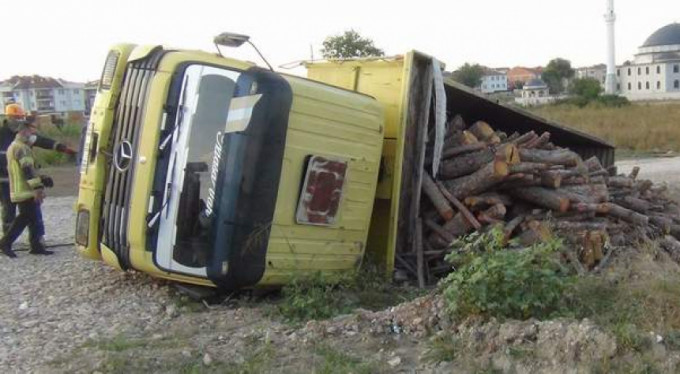 Odun yüklü kamyon TUŞ oldu