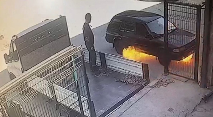 Otomobil bomba gibi patladı