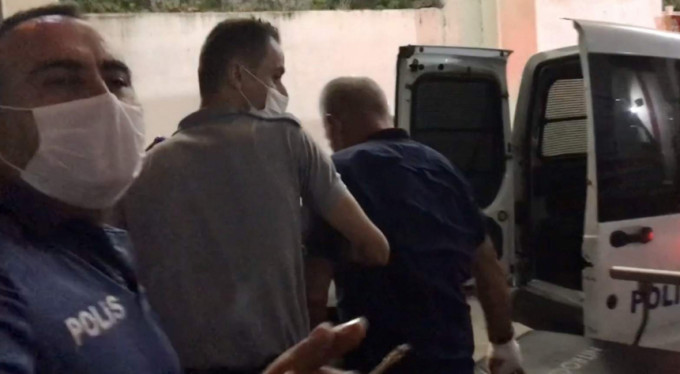 Eşini başka erkekle bulunca dehşet saçtı