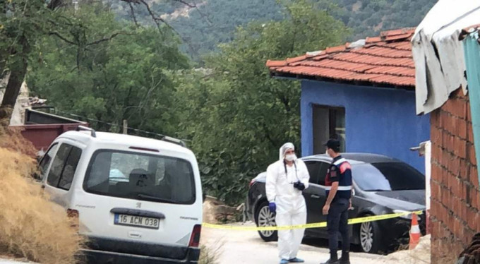 Anne ve babası için kardeşini öldürdü