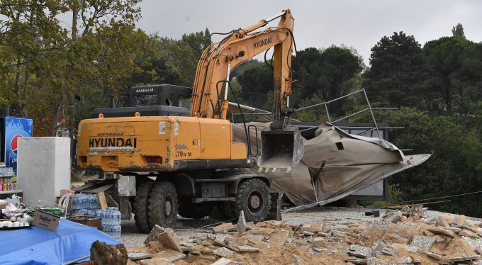 Uludağ'daki kaçak büfe yıkıldı