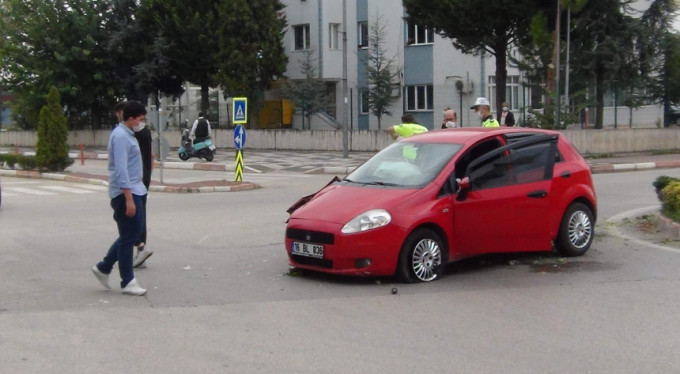 Kiralık araçla kaza yaptı şoka girdi