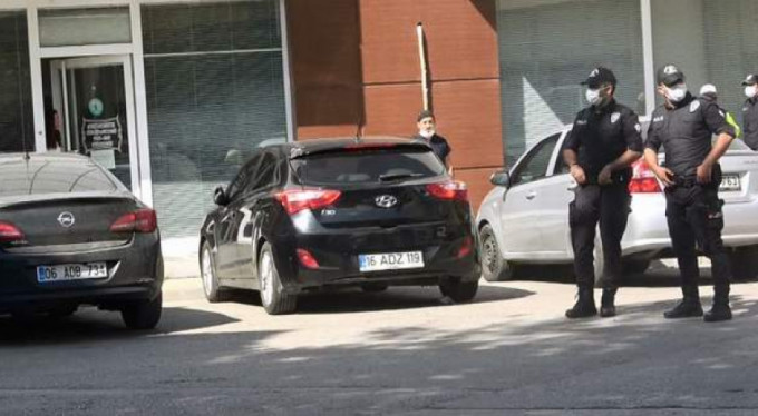 İki hayat kurtaran polis saldırganı silahla vurdu