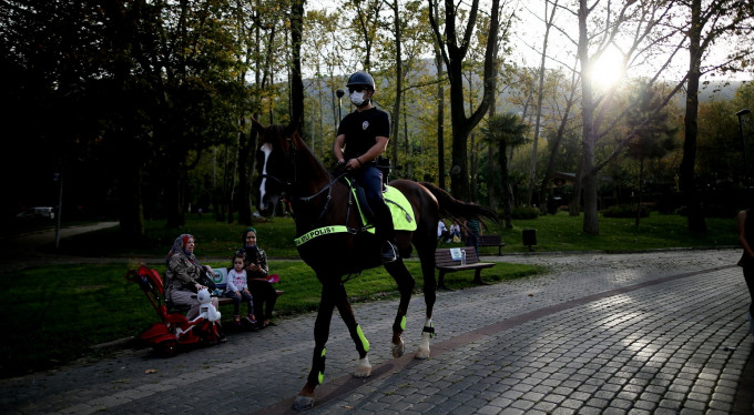 Atlı polisler Bursa sokaklarında