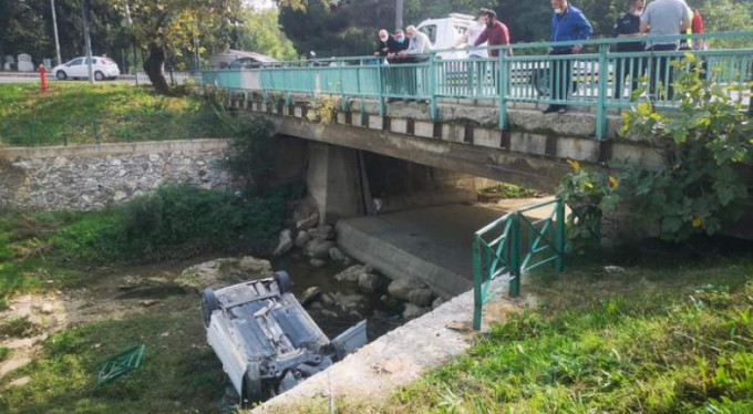 Köprüden uçtu, burnu bile kanamadan çıktılar