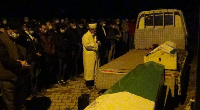 Gece yarısı toprağa verildiler