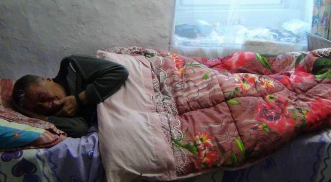 80 yaşında kimsesiz...Aylardır yatağa mahkum