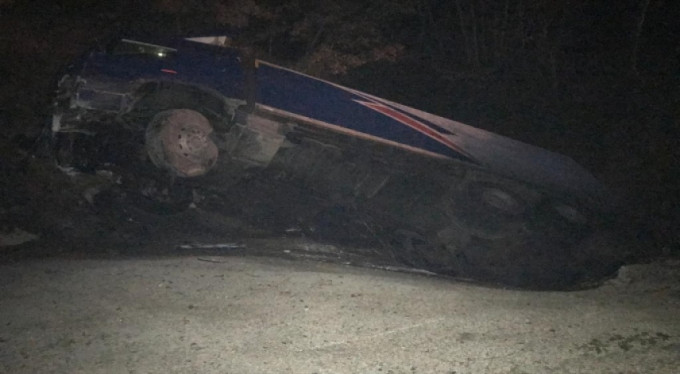 Tır şarampole devrildi