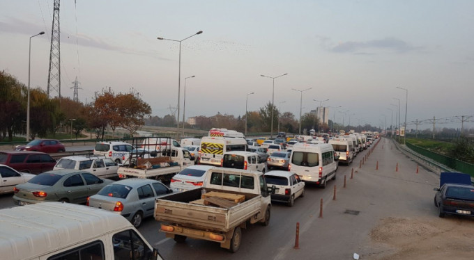 Sokağa çıkma kısıtlamasında araç kuyruğu