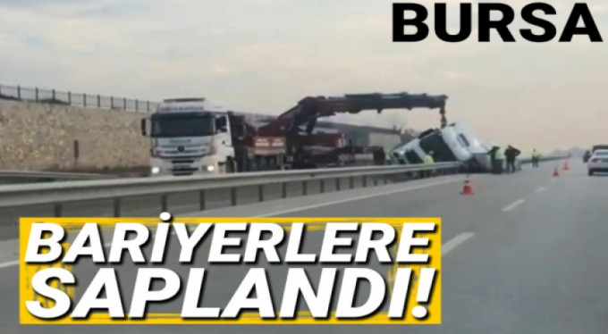 Bursa'da tır bariyerlere saplandı