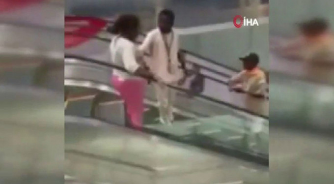 Kamerunluların yürüyen merdivenle imtihanı