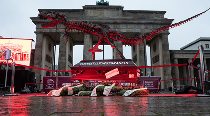 Almanya'da tabutlu korona virüs protestosu