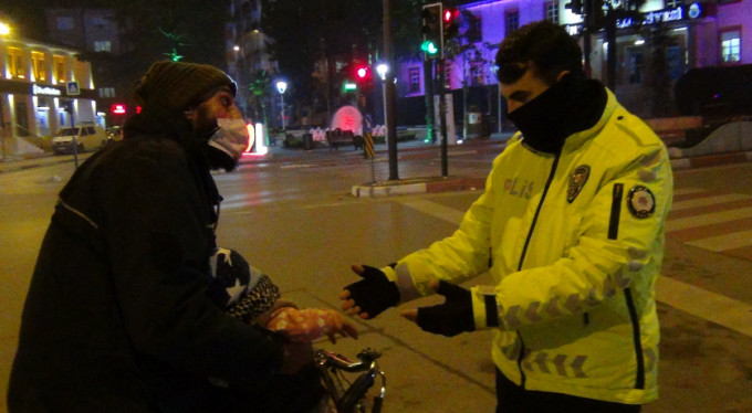 Bisikletle çocuğunu hastaneye götürürken yakalandı