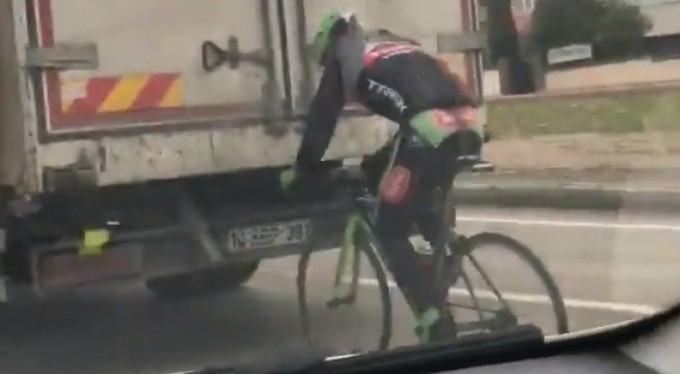 Bisikletle tehlikeli yolculuk