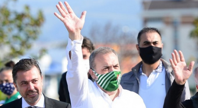 Bursaspor Başkanı Erkan Kamat, müjdeyi otobüste verdi