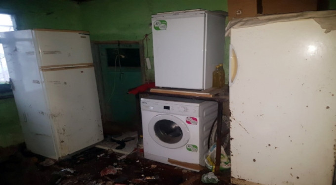 Boş evden bir kamyon çöp çıktı