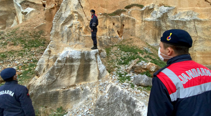 2 bin yıllık Herkül'ü delik deşik ettiler, asasını çaldılar
