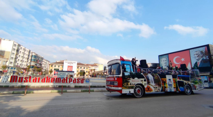 Boş kalan sokaklar mehter marşlarıyla yankılandı
