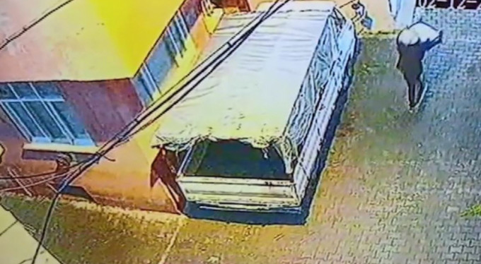 Bursa'daki muz hırsızı güvenlik kamerasına yakalandı!